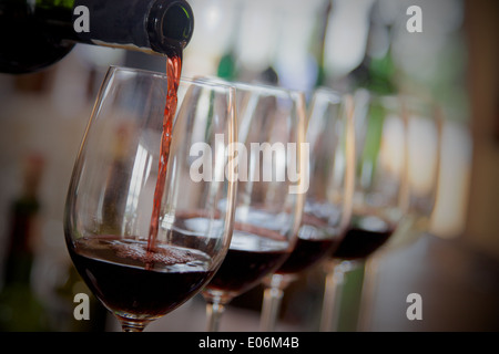 Rotwein für Weinproben, Silber Weinberg, Thailand gegossen Stockfoto
