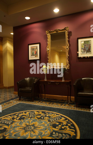 Lobby und Treppenhaus in kleinen Hotel in Pittsfield, Massachusetts. Stockfoto