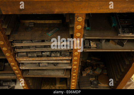 Vintage Holz-Rack hält Art und Schnitten in einer kleinen Buchdruck Druckerei. Stockfoto