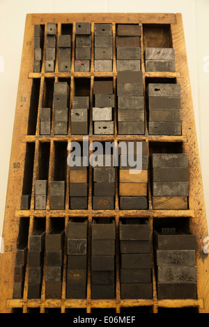 Vintage aus Holz und Metall-Abstandhalter in einer kleinen Buchdruck Druckerei. Stockfoto