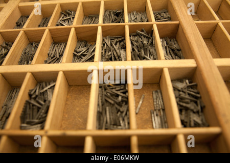 Stücke des Typs in ein Fach in einer Druckerei. Stockfoto