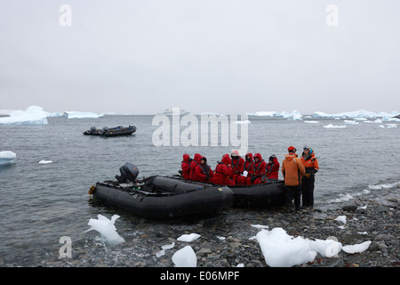 Leute in Zodiacs auf Landausflügen von Expedition Schiff Cuverville Island Antarktis Stockfoto