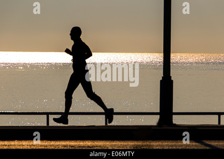 Europa, Frankreich, Alpes-Maritimes, schön. Jogger auf der Promenade des Anglais Stockfoto