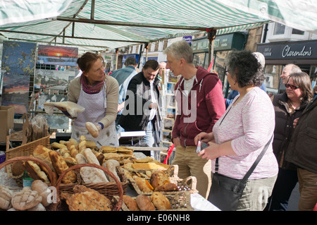 Sues Brot, weiblichen Handwerker Baker und Kunden Barnard Castle Farmers Market-Nord-Ost England UK Stockfoto