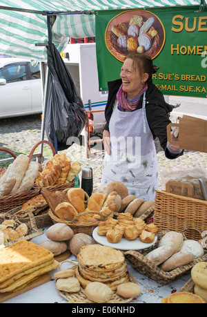 Sues Brot, lächelnde Dame handwerklichen Bäcker Barnard Castle Bauern Markt North East England UK Stockfoto