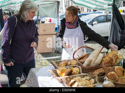 Sue's Brot, Lady artisan Baker und Kunden Barnard Castle Farmers Market North East England Großbritannien Stockfoto