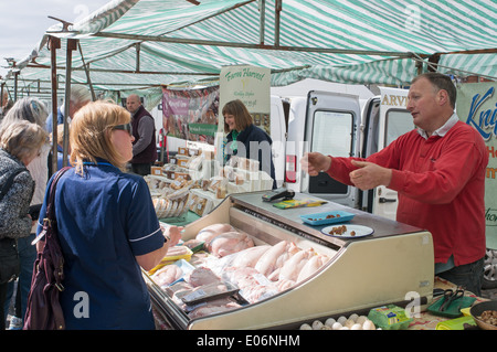 Farmers Market Stall, Stall Inhaber und Dame-Kunden-Barnard Castle-Nord-Ost England UK Stockfoto