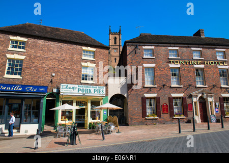 Das Tontine Hotel und Lukas Kirche in Ironbridge, Shropshire, England. Stockfoto