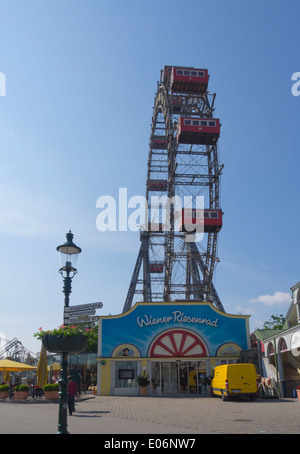 Wiener Riesenrad Riesenrad im Prater Vergnügungspark, gebaut im Jahre 1897 über 65 Meter hoch, Wien Stockfoto