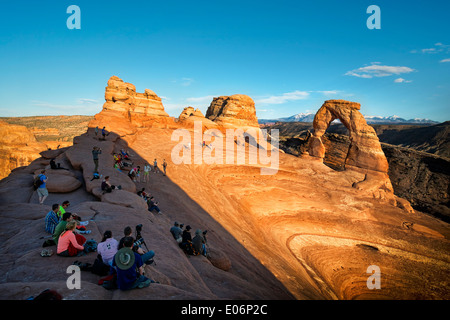 Menschen warten auf den Sonnenuntergang am Delicate Arch, Arches-Nationalpark, Utah, USA Stockfoto