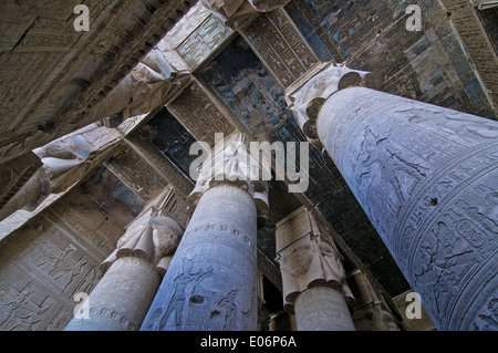 Ägypten, Dendera, ptolemäischen Tempel der Göttin Hathor.View der Decke und Spalten vor der Reinigung. Stockfoto