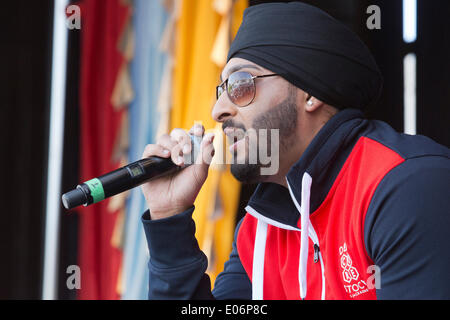 London, UK. 4. Mai 2014. Im Bild: Sänger San2. Des Bürgermeisters Vaisakhi Festival findet statt am Trafalgar Square in London, um der heiligste Tag im Sikh Kalender zu feiern. Bildnachweis: Nick Savage/Alamy Live-Nachrichten Stockfoto