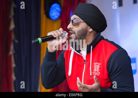 London, UK. 4. Mai 2014. Im Bild: Sänger San2. Des Bürgermeisters Vaisakhi Festival findet statt am Trafalgar Square in London, um der heiligste Tag im Sikh Kalender zu feiern. Bildnachweis: Nick Savage/Alamy Live-Nachrichten Stockfoto