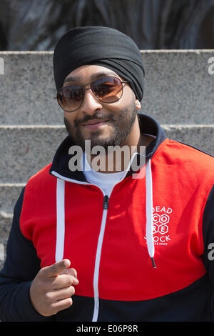 London, UK. 4. Mai 2014. Im Bild: Sänger San2. Des Bürgermeisters Vaisakhi Festival findet statt am Trafalgar Square in London, um der heiligste Tag im Sikh Kalender zu feiern. Bildnachweis: Nick Savage/Alamy Live-Nachrichten Stockfoto