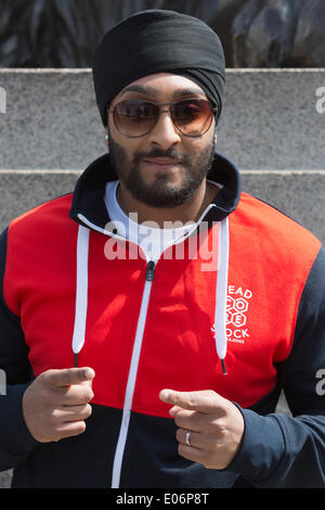 London, UK. 4. Mai 2014. Im Bild: Sänger San2. Des Bürgermeisters Vaisakhi Festival findet statt am Trafalgar Square in London, um der heiligste Tag im Sikh Kalender zu feiern. Bildnachweis: Nick Savage/Alamy Live-Nachrichten Stockfoto