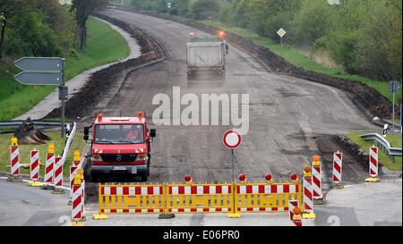 Nortorf, Deutschland. 24. April 2014. Bau Vehichles Durchfahren einer geschlossenen Straße in der Nähe von Nortorf, Deutschland, 24. April 2014. Rund 1.160 Kilometer der staatlichen Straßen in Schleswig-Holstein sind renovierungsbedürftig, 32 Prozent der alle Straßen nach dem Verkehrsministerium in Kiel. Insgesamt 900 Millionen Euro werden in den nächsten zehn Jahren für die Reparatur benötigt. Foto: CARSTEN REHDER/Dpa/Alamy Live News Stockfoto