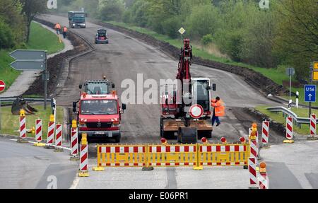 Nortorf, Deutschland. 24. April 2014. Bau Vehichles Durchfahren einer geschlossenen Straße in der Nähe von Nortorf, Deutschland, 24. April 2014. Rund 1.160 Kilometer der staatlichen Straßen in Schleswig-Holstein sind renovierungsbedürftig, 32 Prozent der alle Straßen nach dem Verkehrsministerium in Kiel. Insgesamt 900 Millionen Euro werden in den nächsten zehn Jahren für die Reparatur benötigt. Foto: CARSTEN REHDER/Dpa/Alamy Live News Stockfoto