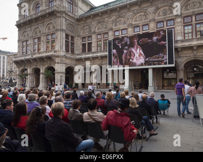 Wiener Staatsoper, ausverkauft, innen, aber einen riesigen Bildschirm und Stühle im Freien bietet eine kostenlose Möglichkeit, Der Rosenkavalier zu sehen Stockfoto