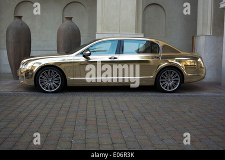 Gold Bentley Continental Flying Spur-Motorwagen Stockfoto