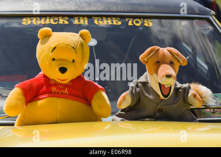 "Stecken in den 70er Jahren Basil Brush und Winnie The Pooh Stofftiere auf der Motorhaube von einem Ford Cortina Stockfoto