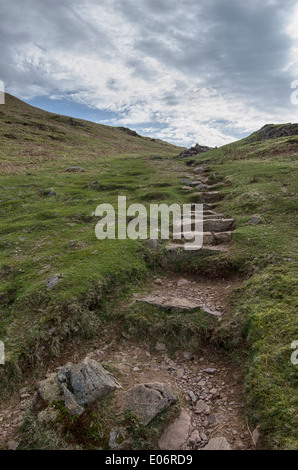 Treppenhaus zum Himmel. Der Treppenweg führt an die Spitze der Spitze Felsen im englischen Lake District an einem sonnigen frühen Frühlingstag Stockfoto