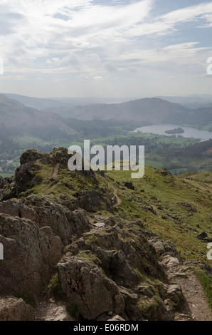 Pfad auf Helm Crag im englischen Lake District in der Nähe von Grasmere an einem sonnigen frühen Frühlingstag Stockfoto