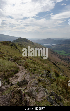 Der Pfad auf Spitze Felsen in der Nähe von Grasmere im englischen Lake District Stockfoto