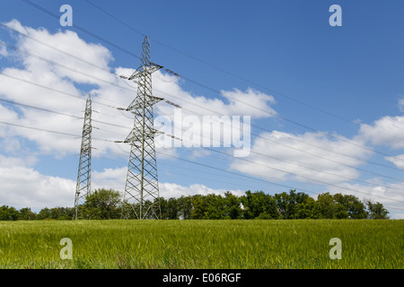 In der Nähe von Basel, Schweiz - 4. Mai 2014: zwei elektrische Türme auf einem Feld an einem sonnigen Tag in der Nähe von Basel. Stockfoto
