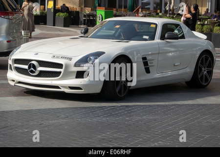 Weißer Mercedes SLS 6.3 AMG Flügeltürer Tür Sportwagen Stockfoto