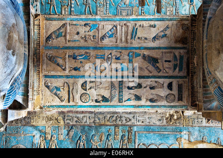 Ägypten, Dendera, ptolemäischen Tempel der Göttin Hathor.View Detail der Decke vor der Reinigung. Stockfoto