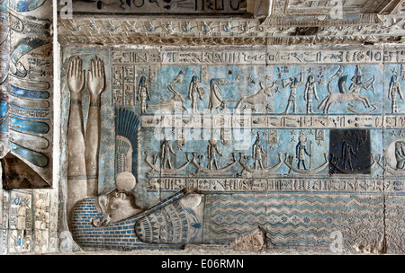 Ägypten, Dendera, ptolemäischen Tempel der Göttin Hathor.View der Decke vor der Reinigung. Stockfoto
