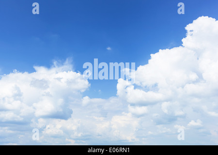 Wolken in Form eines sitzenden jungen, einer anderen Wolke in seinem Schoß hält Stockfoto