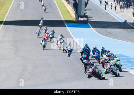 Jerez De La Frontera, Spanien, 4. Mai 2014: Moto3 Fahrer beim GRAN PREMIO Bwin DE ESPAÑA in der Rennstrecke von Jerez. Stockfoto