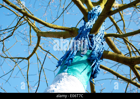 Ein gestrickt/gehäkelt Baum in Almere-Haven (Niederlande). Stockfoto