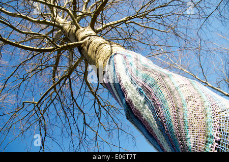 Ein gestrickt/gehäkelt Baum in Almere-Haven (Niederlande). Stockfoto