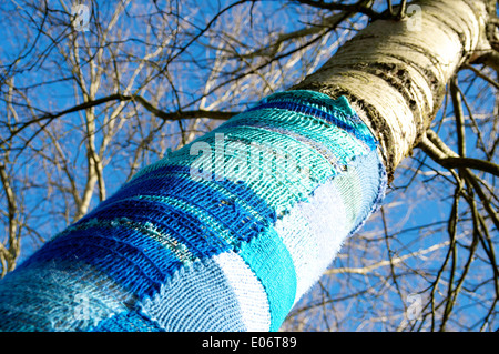 Ein gestrickt/gehäkelt Baum in Almere-Haven (Niederlande). Stockfoto