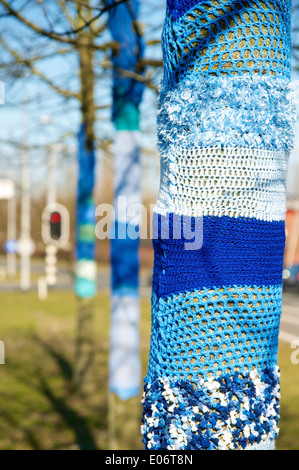 Baumreihe gestrickt/gehäkelt in Almere-Haven (Niederlande). Stockfoto