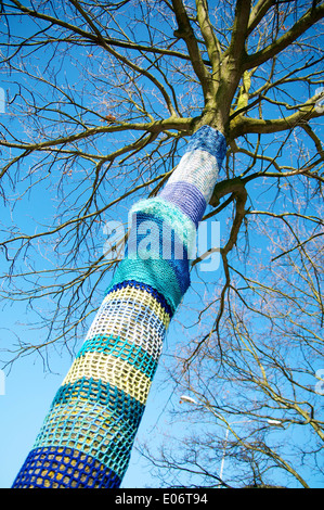 Ein gestrickt/gehäkelt Baum in Almere-Haven (Niederlande). Stockfoto