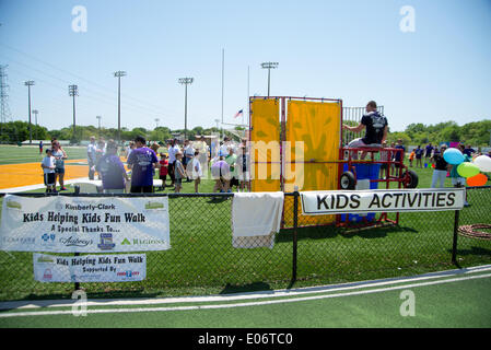 Knoxville, Tennessee, USA. 4. Mai 2014. Harrison Smith von der Minnesota Vikings professionelle Fußballmannschaft In den Dunk Tank an die Kinder helfen Kinder Spaß zu Fuß In Knoxville, Tennessee, USA am 4. Mai 2014 Credit: Marc Griffin/Alamy Live-Nachrichten Stockfoto