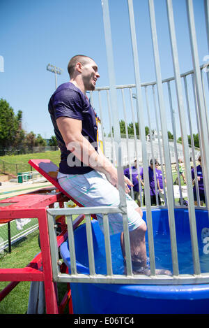 Knoxville, Tennessee, USA. 4. Mai 2014. Harrison Smith von der Minnesota Vikings professionelle Fußballmannschaft In den Dunk Tank an die Kinder helfen Kinder Spaß zu Fuß In Knoxville, Tennessee, USA am 4. Mai 2014 Credit: Marc Griffin/Alamy Live-Nachrichten Stockfoto