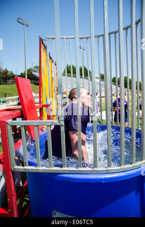 Knoxville, Tennessee, USA. 4. Mai 2014. Harrison Smith von der Minnesota Vikings professionelle Fußballmannschaft In den Dunk Tank an die Kinder helfen Kinder Spaß zu Fuß In Knoxville, Tennessee, USA am 4. Mai 2014 Credit: Marc Griffin/Alamy Live-Nachrichten Stockfoto