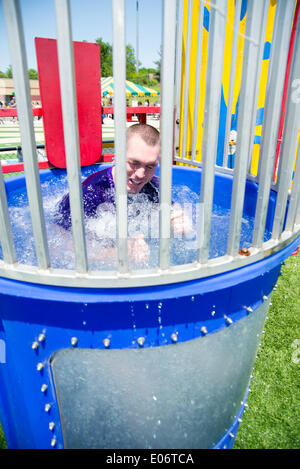 Knoxville, Tennessee, USA. 4. Mai 2014. Harrison Smith von der Minnesota Vikings professionelle Fußballmannschaft In den Dunk Tank an die Kinder helfen Kinder Spaß zu Fuß In Knoxville, Tennessee, USA am 4. Mai 2014 Credit: Marc Griffin/Alamy Live-Nachrichten Stockfoto