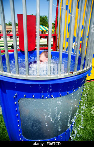 Knoxville, Tennessee, USA. 4. Mai 2014. Harrison Smith von der Minnesota Vikings professionelle Fußballmannschaft In den Dunk Tank an die Kinder helfen Kinder Spaß zu Fuß In Knoxville, Tennessee, USA am 4. Mai 2014 Credit: Marc Griffin/Alamy Live-Nachrichten Stockfoto