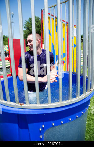 Knoxville, Tennessee, USA. 4. Mai 2014. Harrison Smith von der Minnesota Vikings professionelle Fußballmannschaft In den Dunk Tank an die Kinder helfen Kinder Spaß zu Fuß In Knoxville, Tennessee, USA am 4. Mai 2014 Credit: Marc Griffin/Alamy Live-Nachrichten Stockfoto