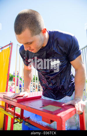 Knoxville, Tennessee, USA. 4. Mai 2014. Harrison Smith von der Minnesota Vikings professionelle Fußballmannschaft In den Dunk Tank an die Kinder helfen Kinder Spaß zu Fuß In Knoxville, Tennessee, USA am 4. Mai 2014 Credit: Marc Griffin/Alamy Live-Nachrichten Stockfoto