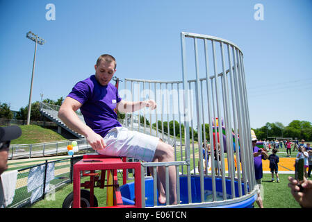 Knoxville, Tennessee, USA. 4. Mai 2014. Harrison Smith von der Minnesota Vikings professionelle Fußballmannschaft In den Dunk Tank an die Kinder helfen Kinder Spaß zu Fuß In Knoxville, Tennessee, USA am 4. Mai 2014 Credit: Marc Griffin/Alamy Live-Nachrichten Stockfoto