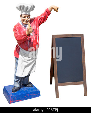 Große Kunststoff-Statue von Küchenchef mit hölzernen Menü Tafel isoliert auf weißem Hintergrund Stockfoto