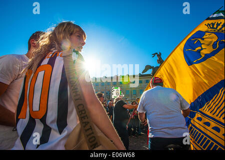 Piazza San Carlo, Piemont, Turin, Italien. 4. Mai 2014. Die Fußballmannschaft Juventus-Fans feiern den Sieg der 32 th Meistertitel der italienischen Meisterschaft Kredit: wirklich Easy Star/Alamy Live News Stockfoto