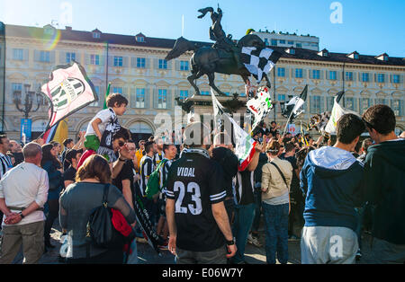 Piazza San Carlo, Piemont, Turin, Italien. 4. Mai 2014. Die Fußballmannschaft Juventus-Fans feiern den Sieg der 32 th Meistertitel der italienischen Meisterschaft Kredit: wirklich Easy Star/Alamy Live News Stockfoto