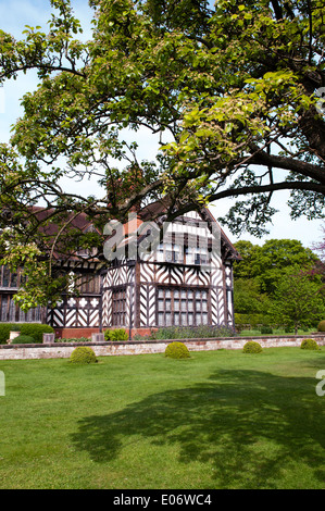 Blick durch die Bäume des National Trust-prozentige Wightwick Manor, in der Nähe von Wolverhampton, im Frühjahr Stockfoto